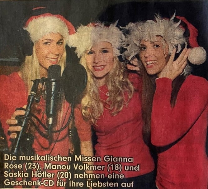 Drei junge Frauen tragen festliche Kleidung. Sie ein nehmen eine CD als Weihnachtsgeschenk für Freunde und Familie auf. Dieses Bild fängt einen Moment des Glücks und der Freude ein, den die drei teilen, während sie gemeinsam die Feiertage feiern.